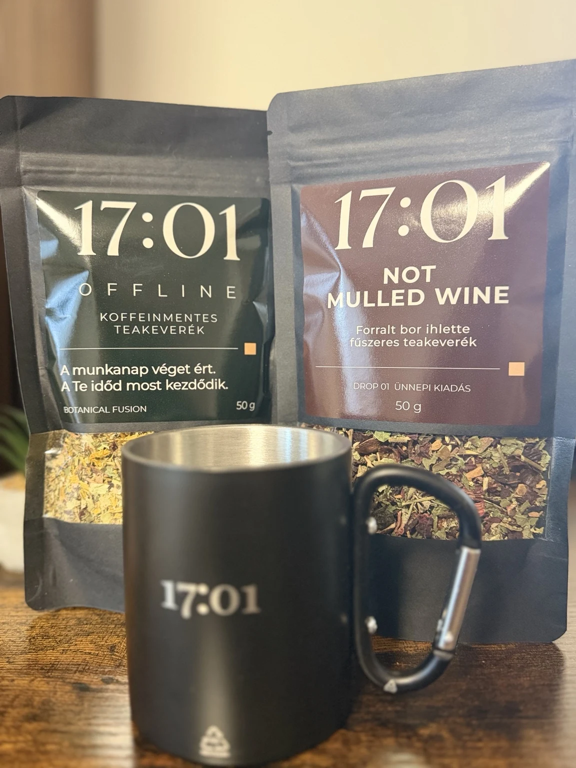 OFFLINE és NOT MULLED WINE teák a 17:01 bögrével, saját beltéri fotón