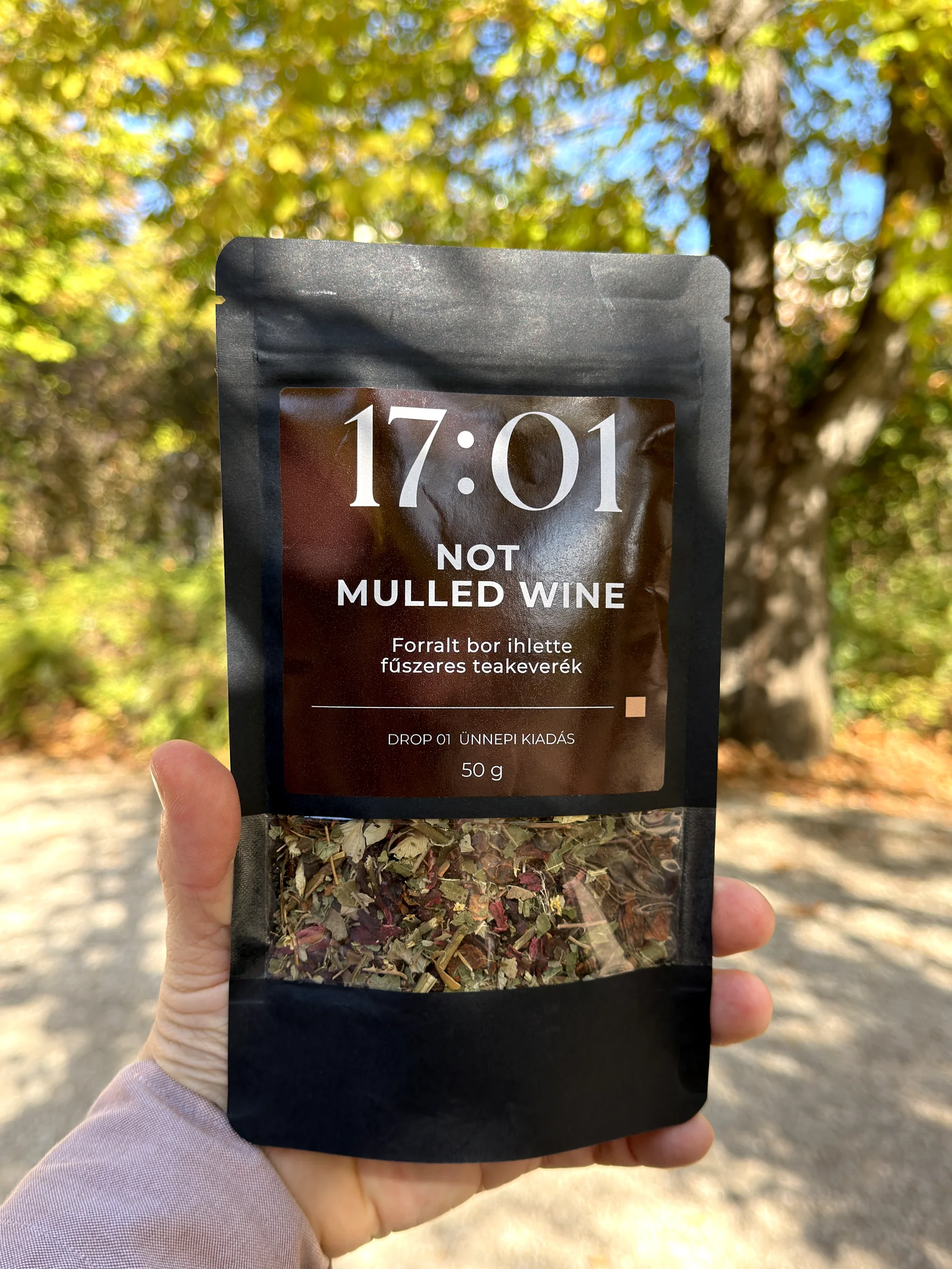 NOT MULLED WINE teatasak kézben, őszi fák előtt