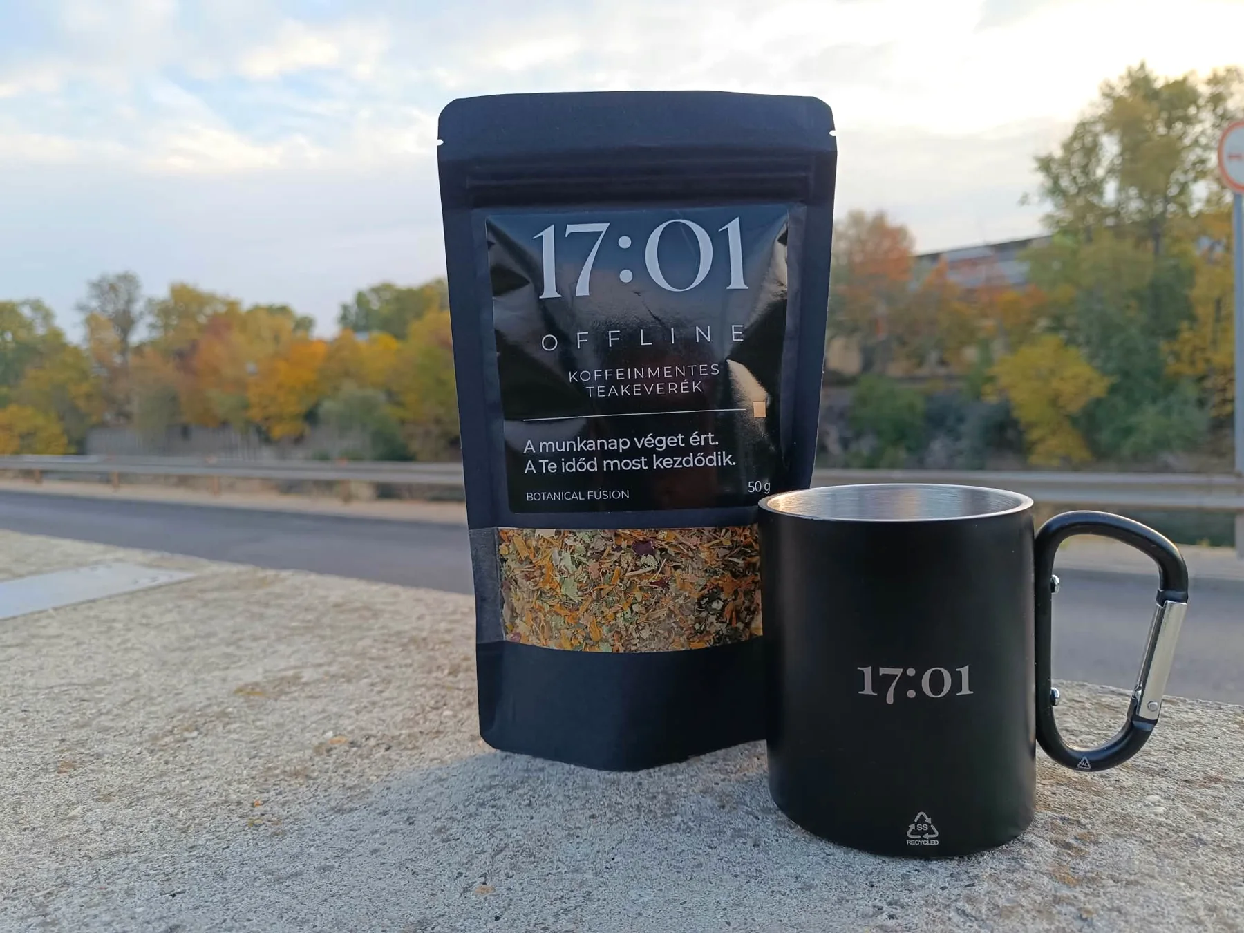 OFFLINE tea és karabineres bögre, őszi panorámával