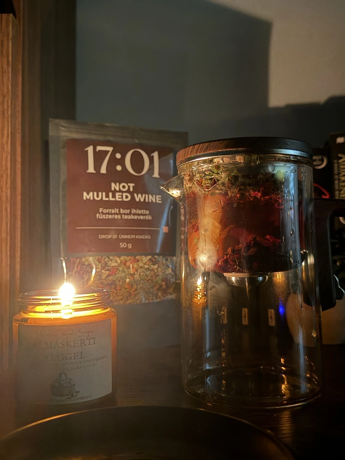 NOT MULLED WINE tea, üveg teáskanna és gyertyafény egy saját esti fotón
